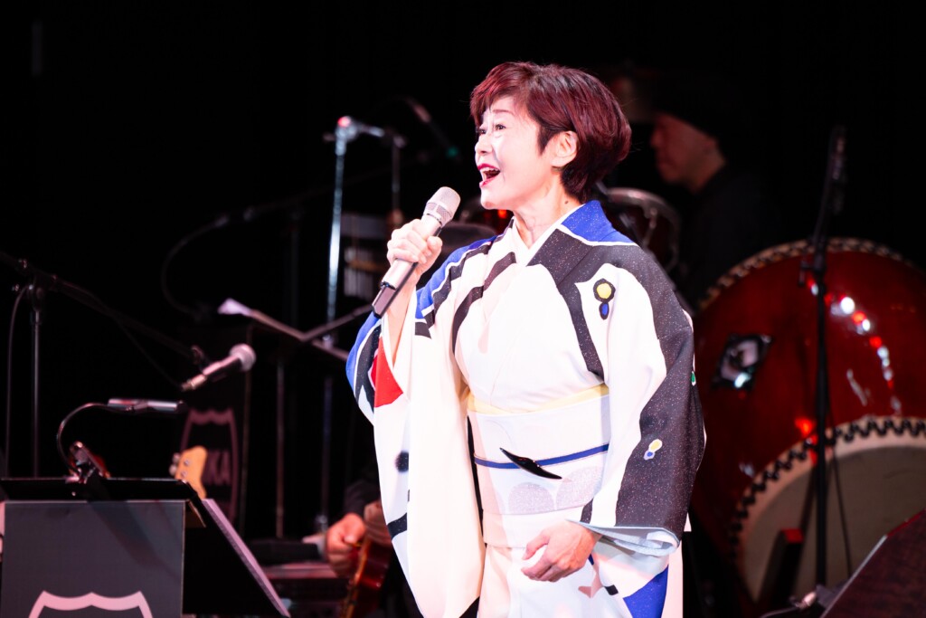 2025年10月15日の演歌コンサートで歌う神野美伽（撮影・KUMIKO YAMADA）