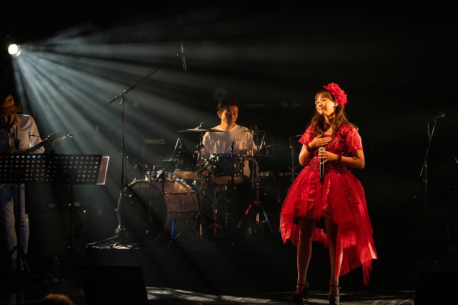 バンドと歌う藤本美貴／2022年10月8日、新宿BLAZEの20周年ライブ（撮影者・歌唱曲未確認）