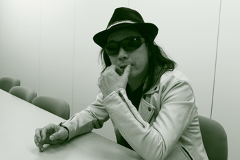 2010年の取材での二井原実(BARKS掲載/撮影:増田勇一)