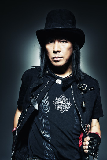 2014年の取材記事に掲載された二井原実(BARKS掲載)