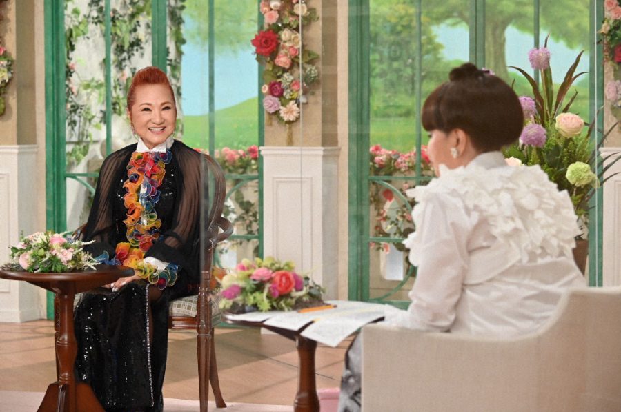 黒柳徹子と向き合い、笑顔で話す北原ミレイ（左）