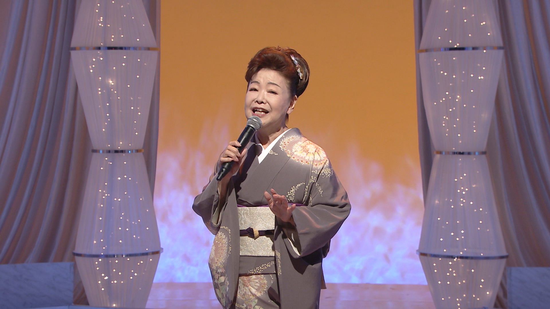 2024年の「歌謡プレミアム」で歌う中村美律子（©日テレ）
