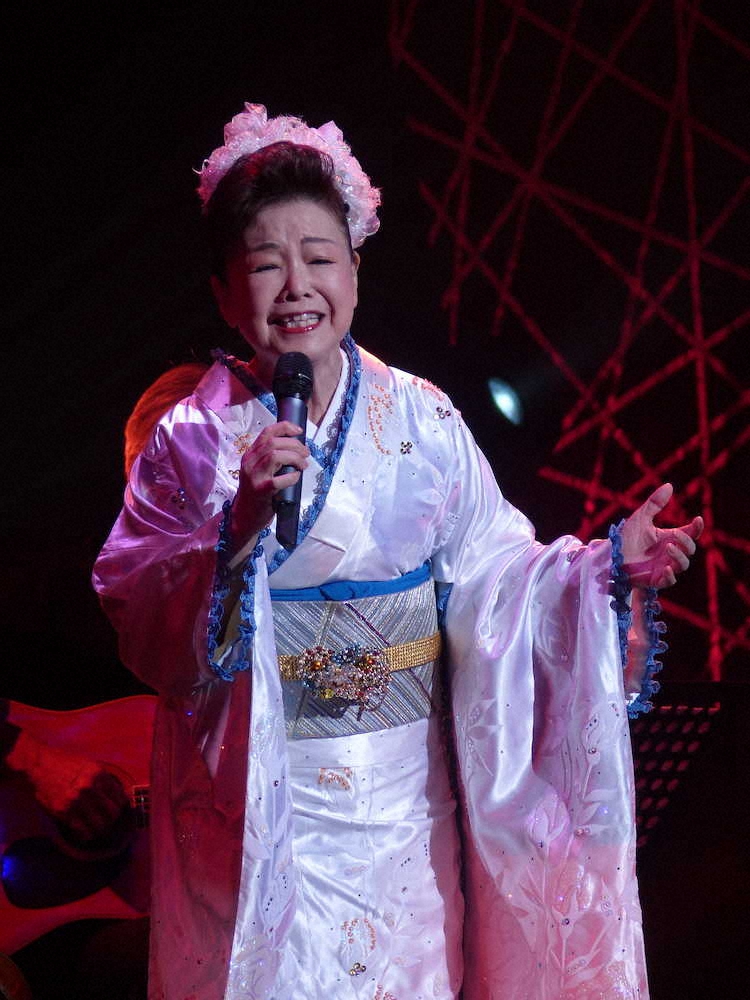 2020年11月21日の新宿文化センター公演で「香水」を歌う中村美律子（提供写真）