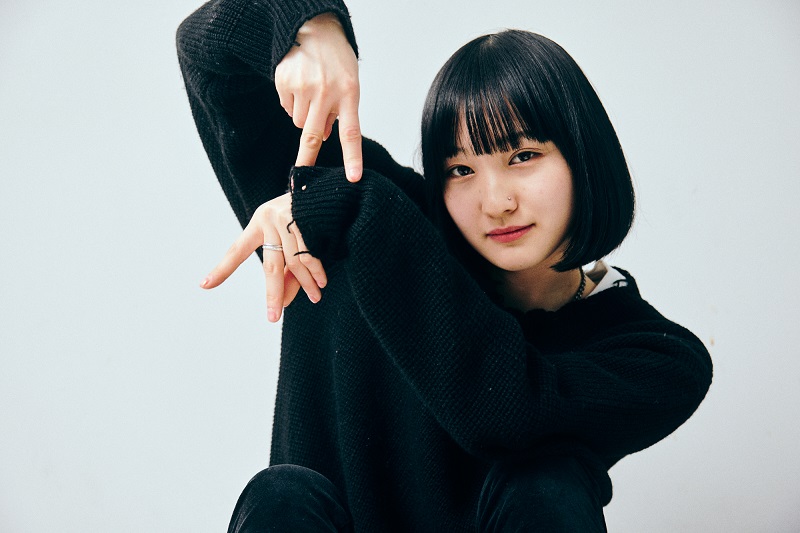 Moni（Moto名義で活動していた2022年／「Billboard JAPAN」掲載写真）