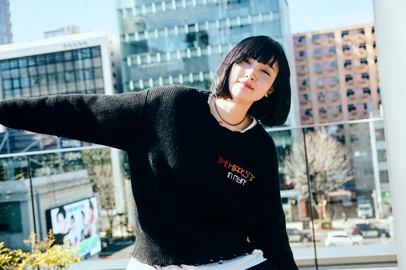 Moni（Moto名義で活動していた2022年／「Billboard JAPAN」掲載写真）