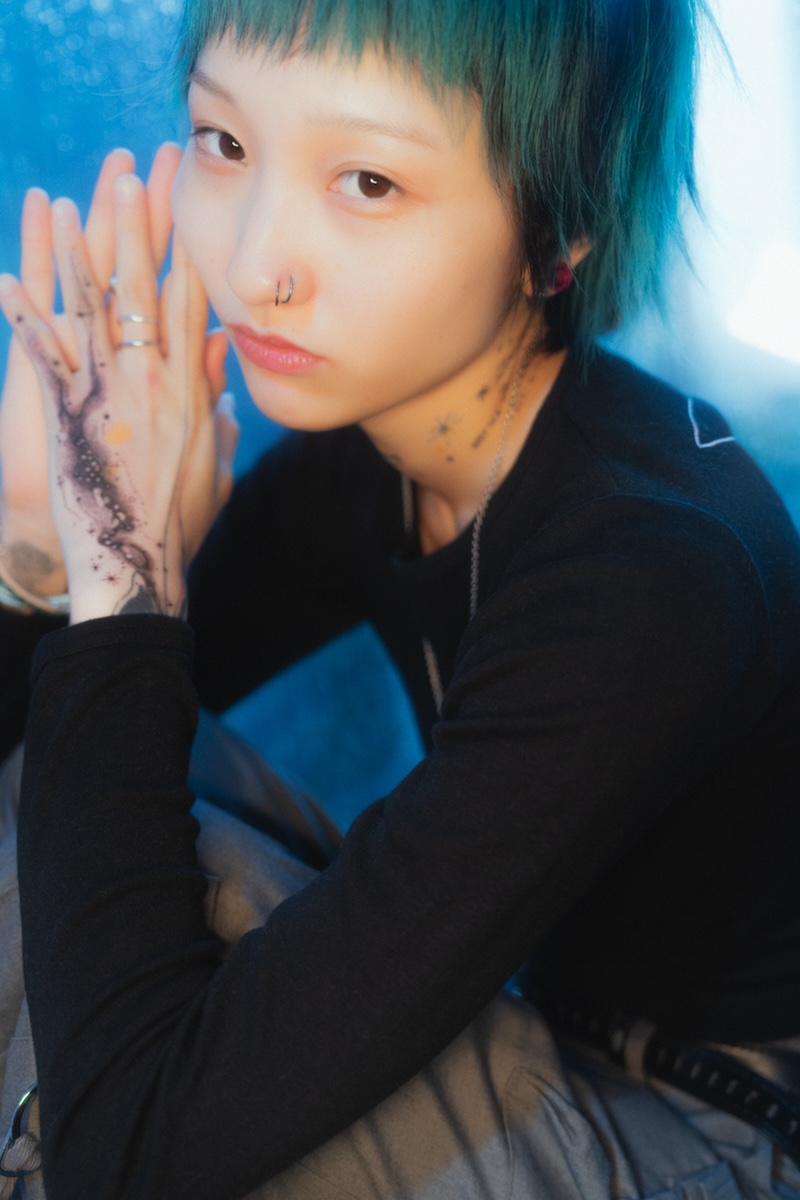 Moni（2026年「Real Sound」掲載写真／撮影：まくらあさみ）。