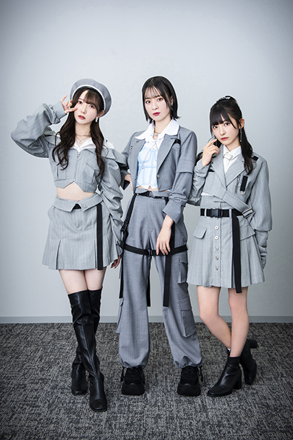 冨田菜々風（中央）ら、「アンチコンフィチュール」インタビューの掲載写真（2023年）