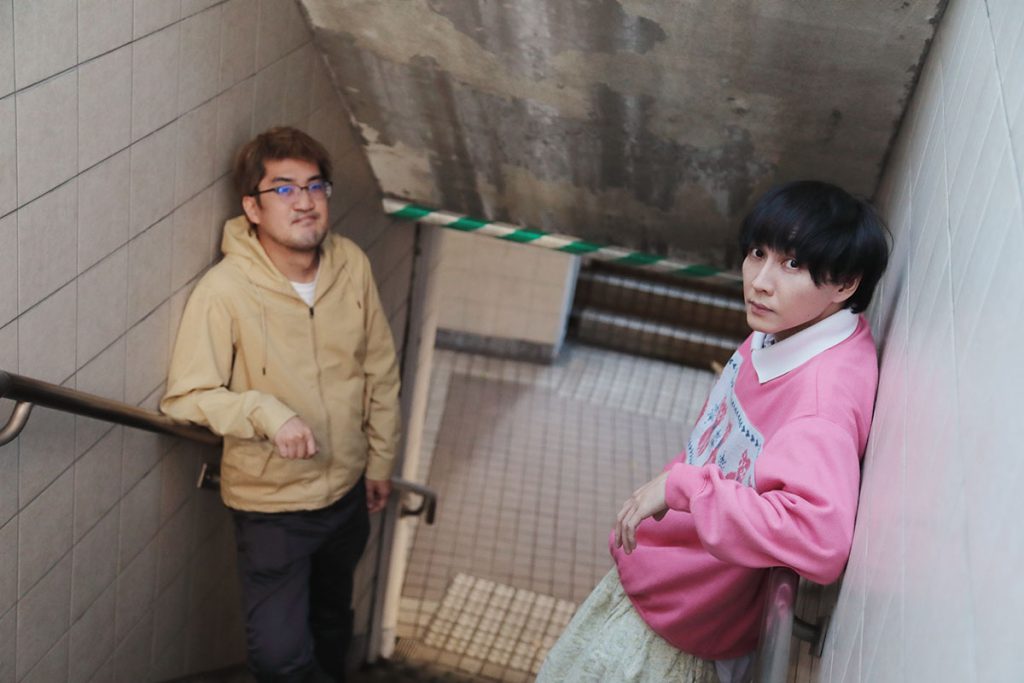 左からmono、の子／2021年の取材写真（撮影：山本マオ）