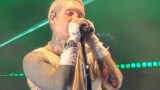 オリヴァー・サイクスのライブ写真（2026年5月公開の記事掲載）