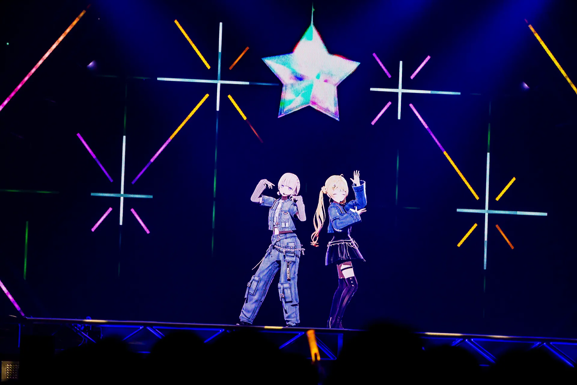 「LAKI MODE」を歌う轟はじめと音乃瀬奏（右、2025年12月16日、有明アリーナ）