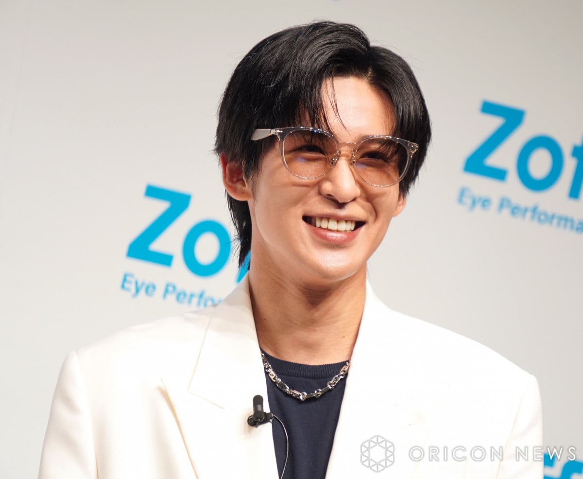 目黒蓮（2025年、メガネをかけたイベント写真）