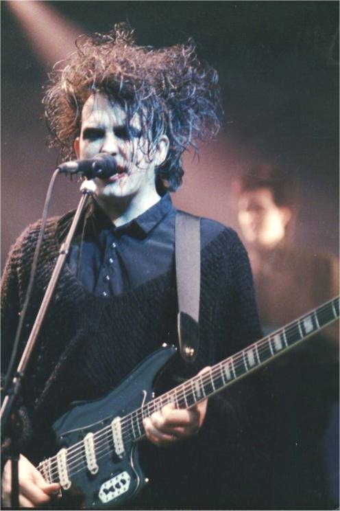 1989年に公演中のロバート・スミス。撮影:Runningofspace/パブリックドメイン