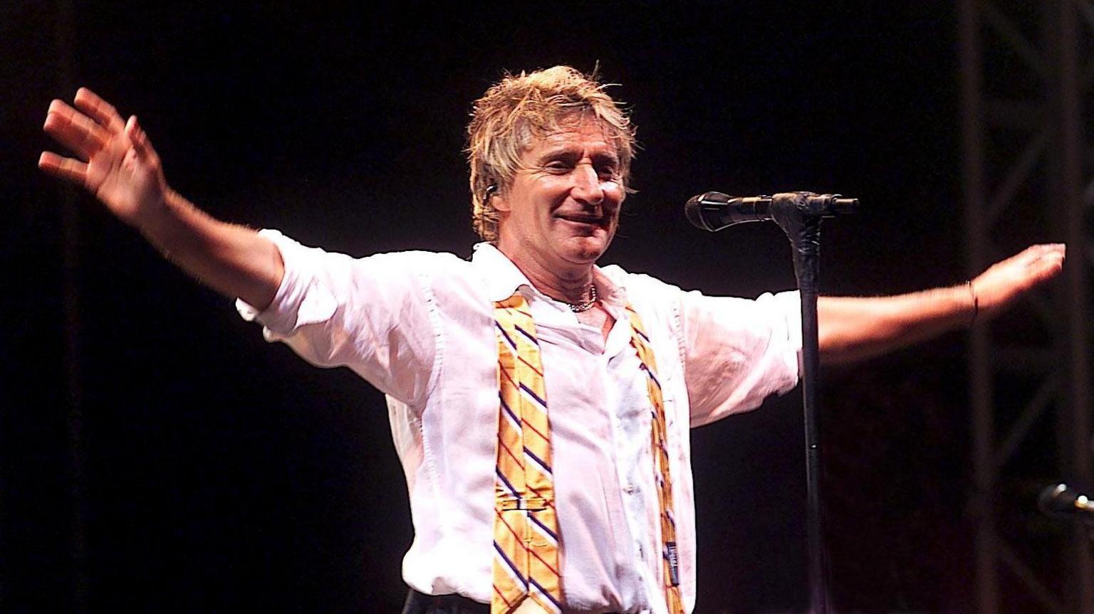 2002年、グラストンベリーのステージに立つロッド・スチュワート
