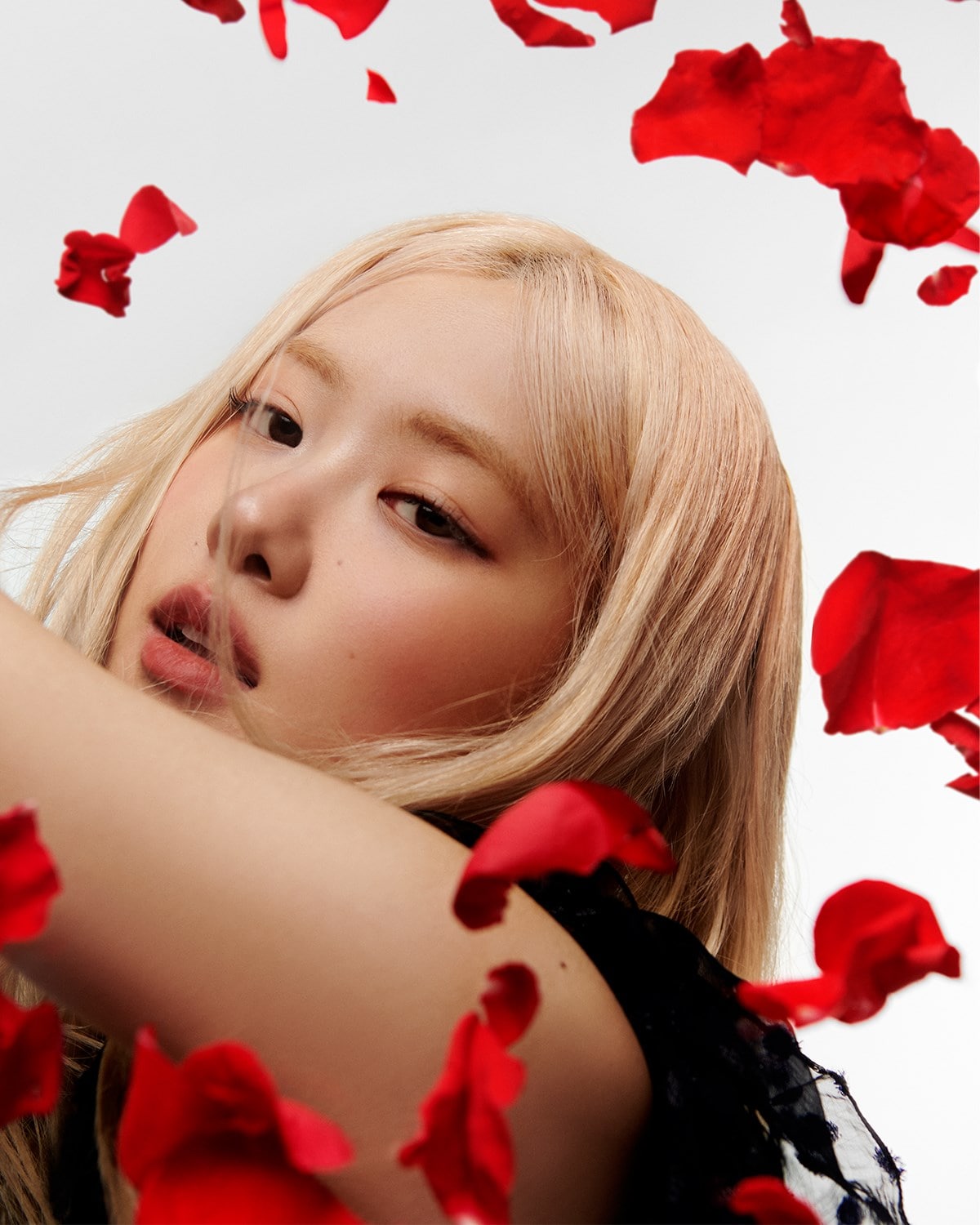 Dazedの2025年夏号に登場したロゼ／ROSÉ（撮影：Campbell Addy）