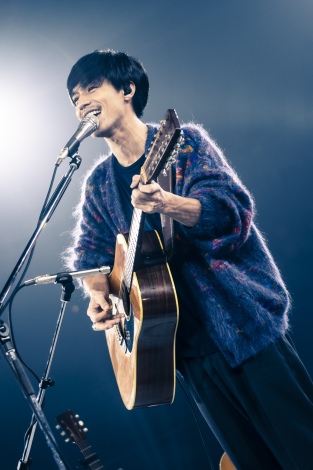 2020年の日本武道館公演で歌う錦戸亮