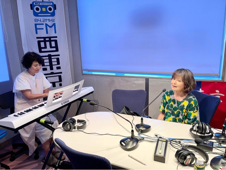 久米小百合（右）と葉月（2023年掲載、FM西東京）