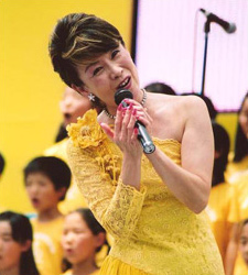 2005年のコラムに掲載された、歌う伊藤咲子