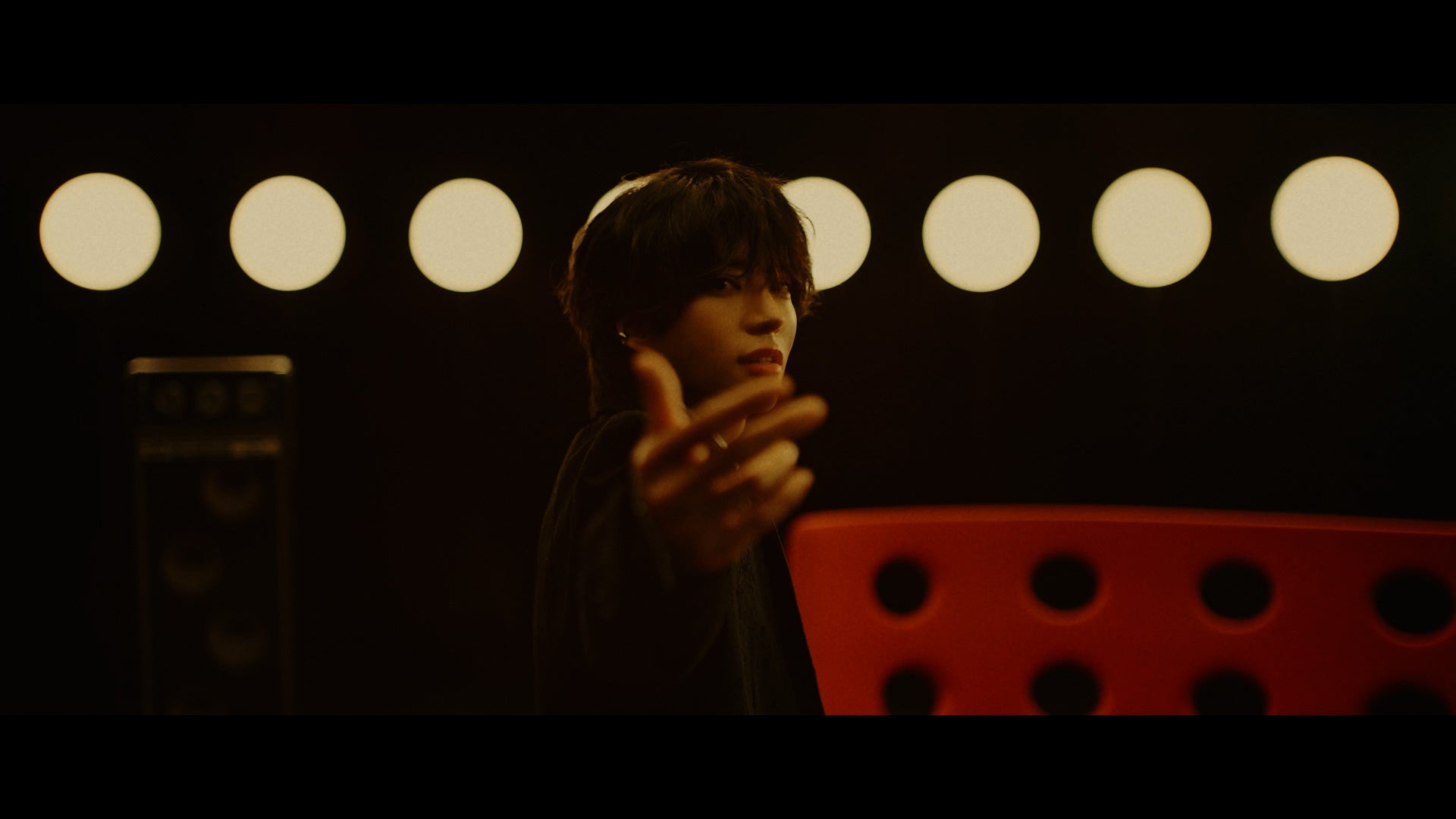 2025年「CURVE」MVのさとみ