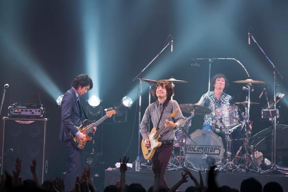 2014年7月21日のTRICERATOPS公演、中央が和田唱(撮影:山本倫子)