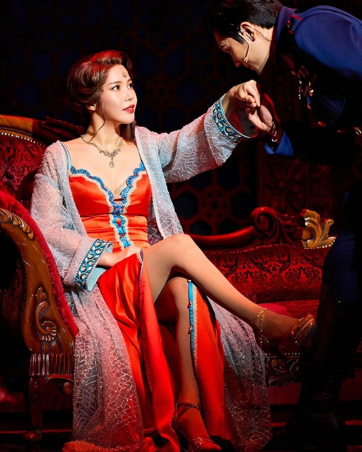 2024〜2025年公演『マタ・ハリ』のソラ(左/写真提供:EMK Musical Company)