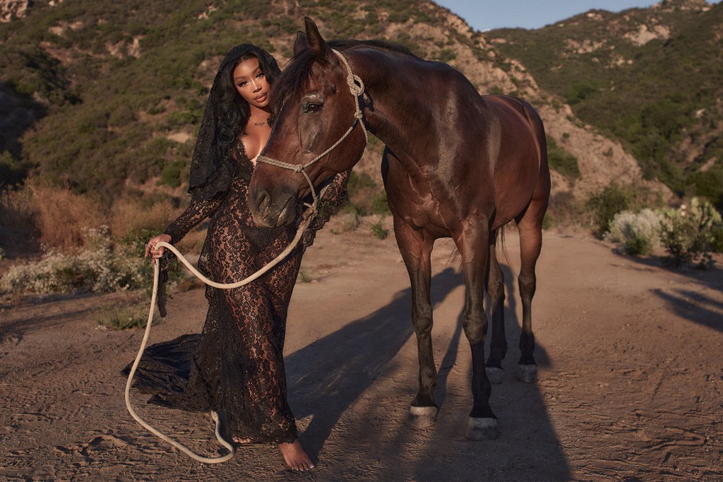 SZA（2023年、馬と写った写真）