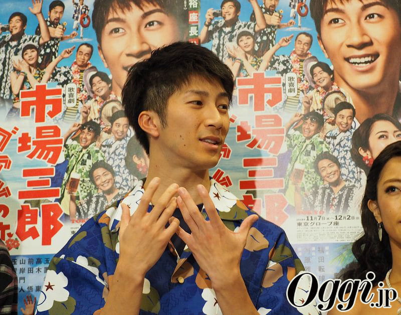 2018年の『市場三郎～グアムの恋』の会見で話す濵田崇裕