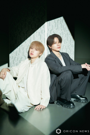 尾崎匠海（左）と藤牧京介（2025年掲載の写真）