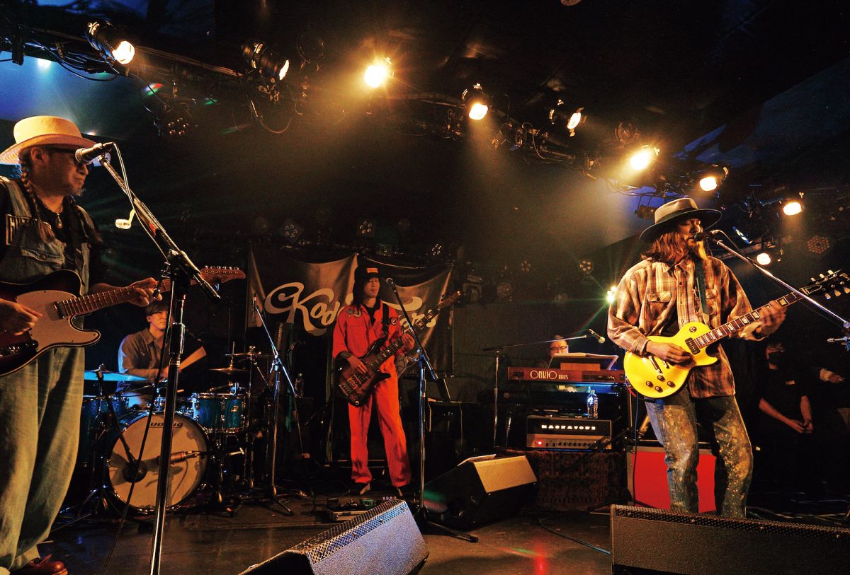 Kode Talkersのステージ(右が長瀬智也/2023年の初ライブを伝える記事より)