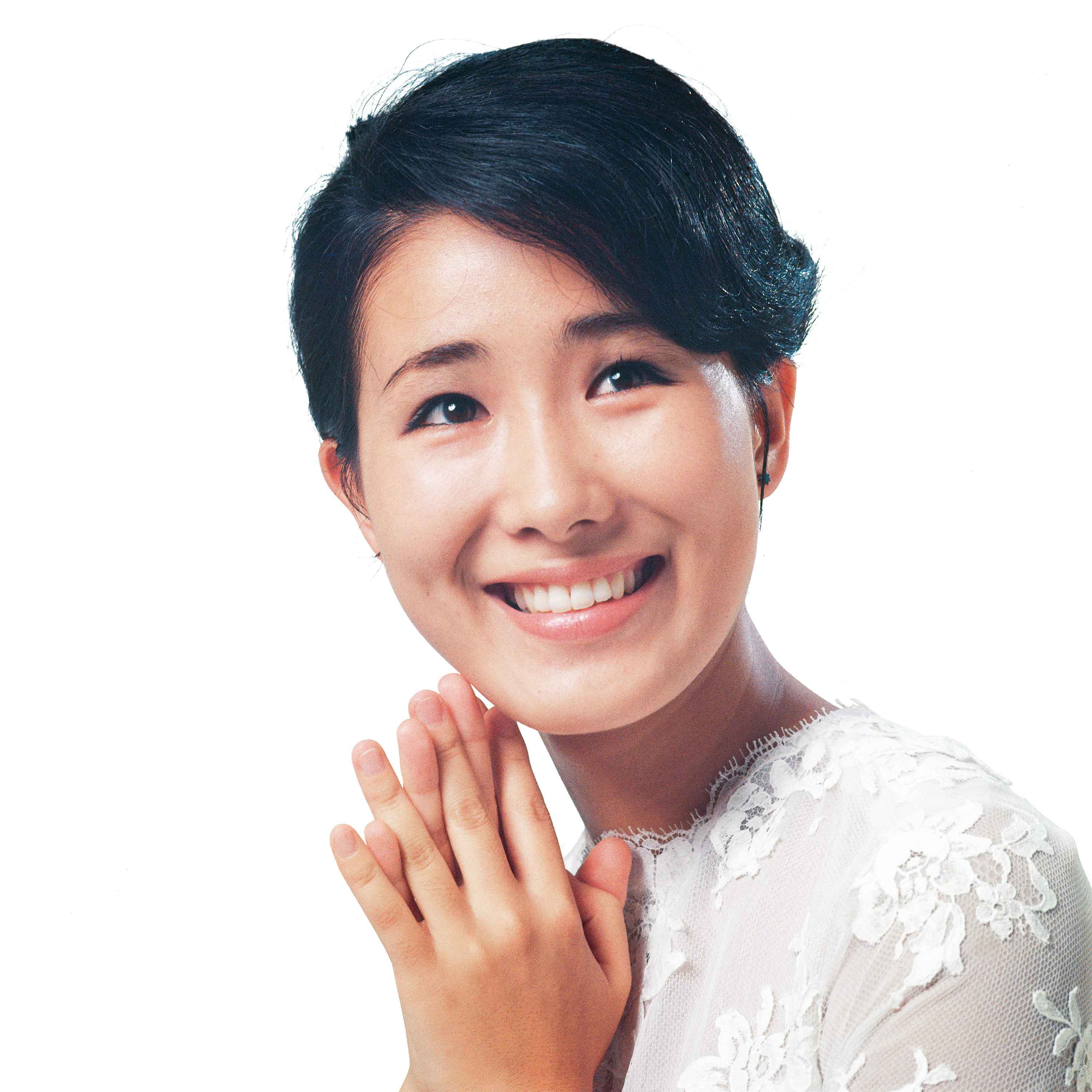 白いレースの衣装で手を合わせて微笑む伊東ゆかり