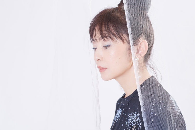 セルフカバーアルバム『水響曲』の取材時の斉藤由貴(2021年、撮影:星野耕作)