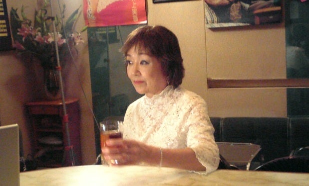取材を受ける渚ゆう子（撮影年不明）