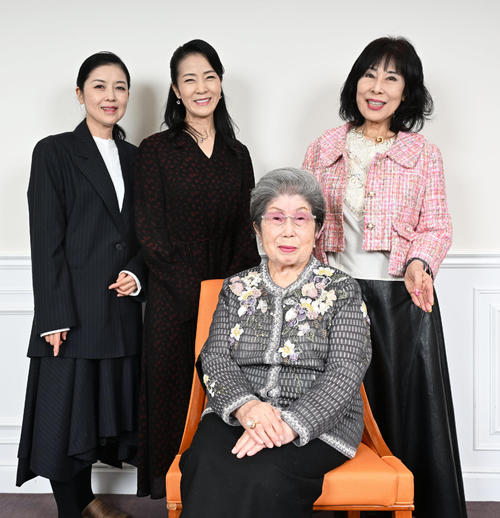二葉百合子（手前）と弟子たち（2025年掲載・撮影：千葉一成）