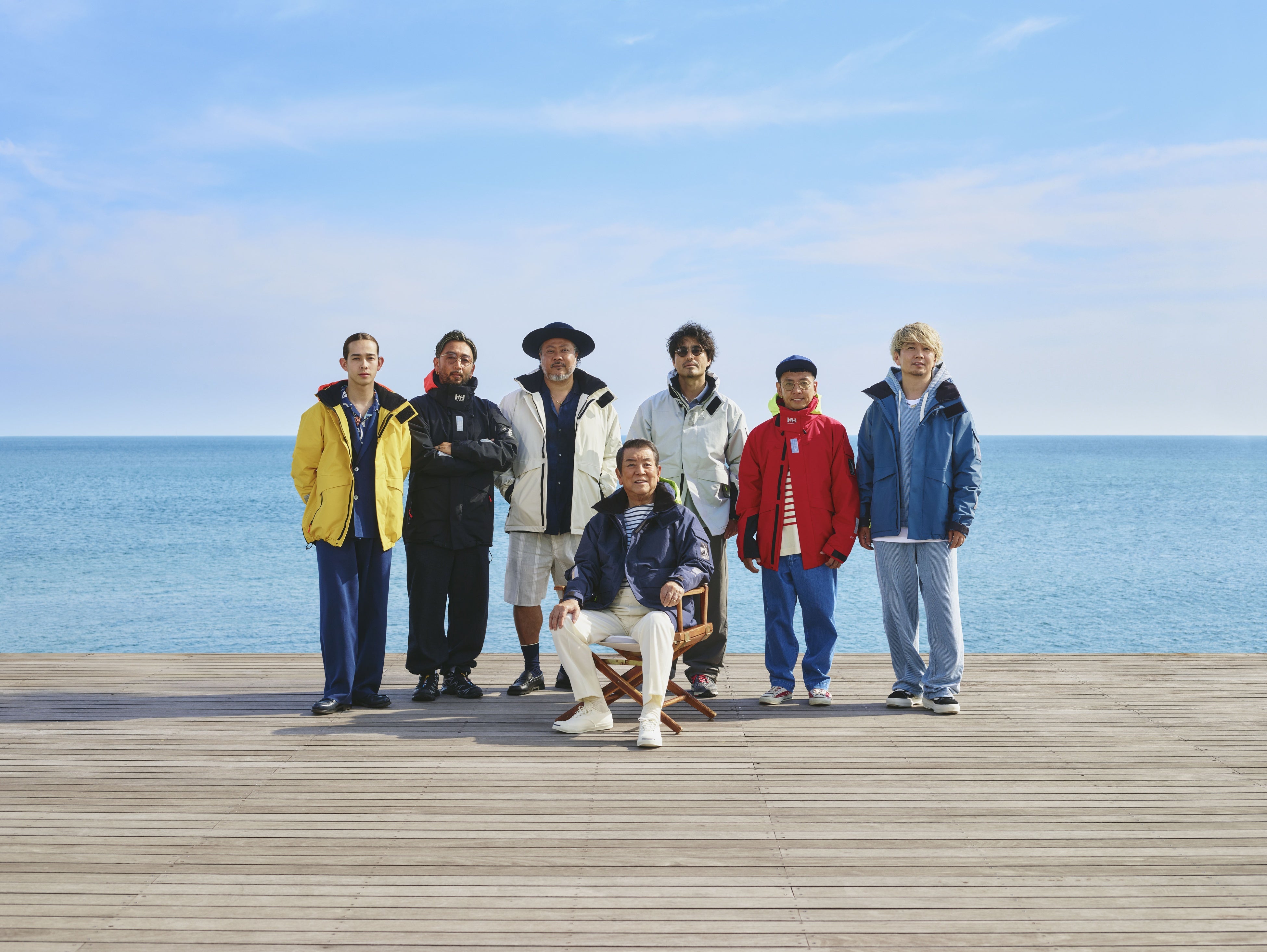 海を背景にOCEAN’S CREWのメンバーと並ぶ加山雄三
