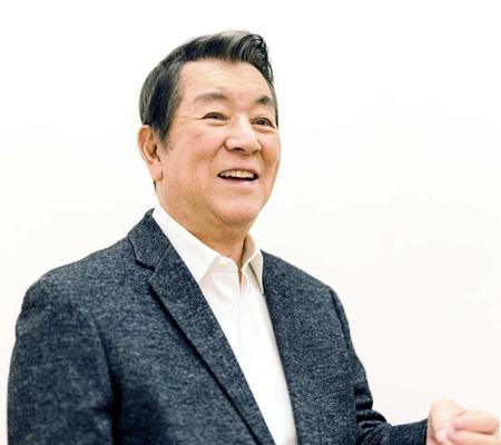 2021年、インタビューで笑顔を見せる加山雄三